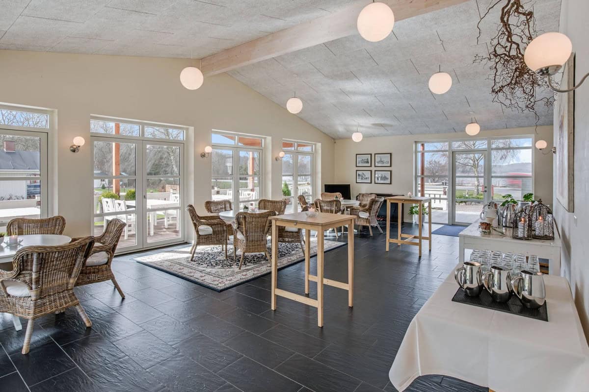 Indendørs område på Knudhule Badehotel med hyggelige siddepladser og naturinspireret indretning.