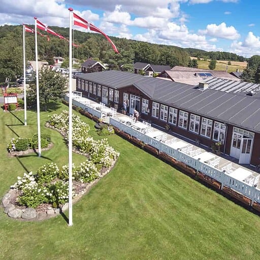 Knudhule Badehotel med smuk have og panoramaudsigt i Danmark.