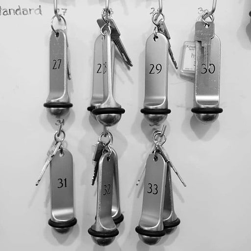 Nøgler til værelser på Knudhule Badehotel, litervis med natur og komfort.