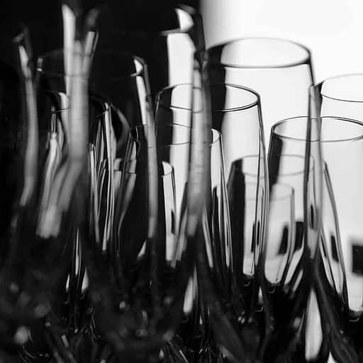 Flødefarvede champagneglas klar til servering ved Knudhule Badehotel.