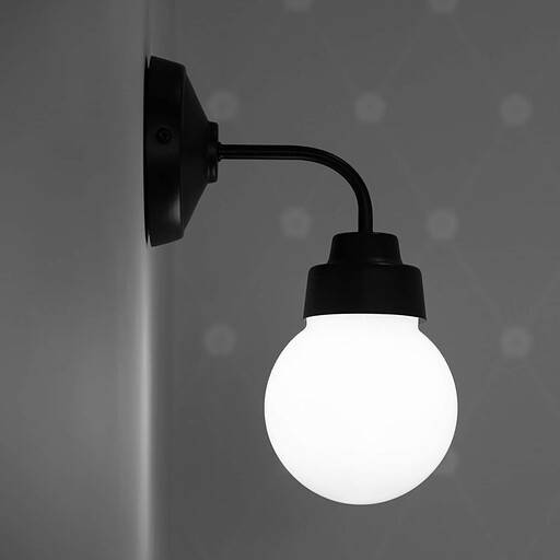 Energibesparende væglampe i badehotellet.