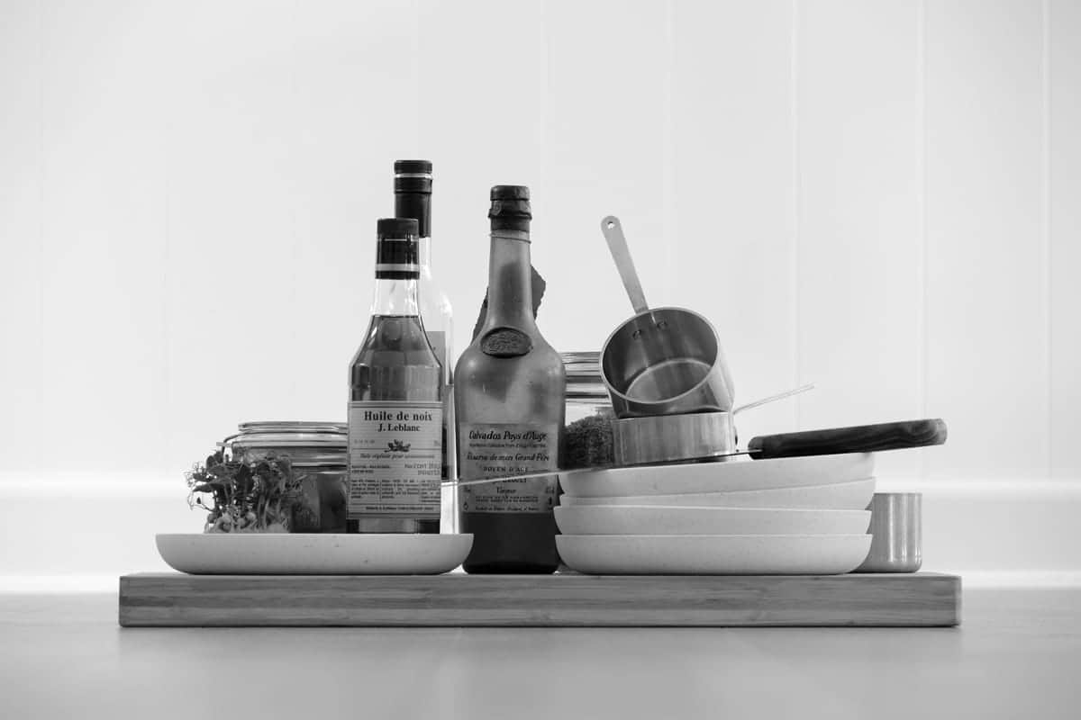 Franske og norske krydderier og olie på køkkenbord.