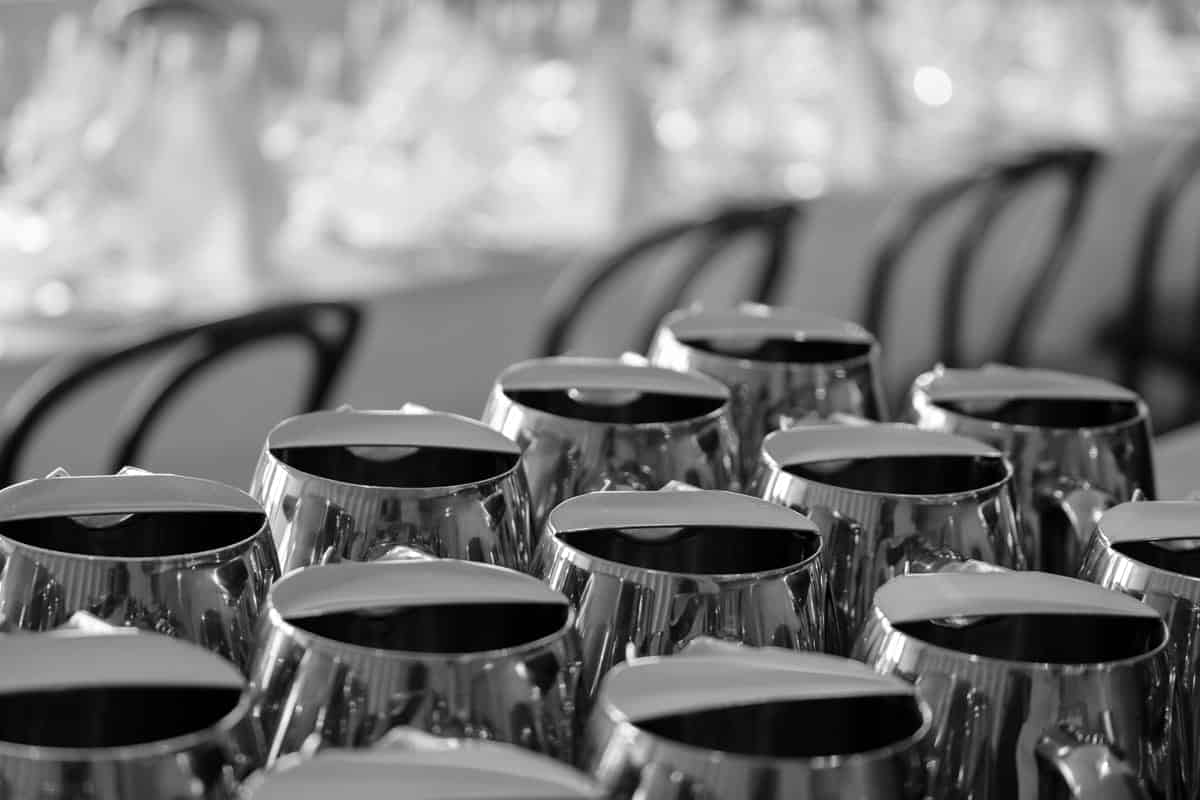 Krus med vin på Knudhule Badehotel, hyggelig stemning og værtskab.