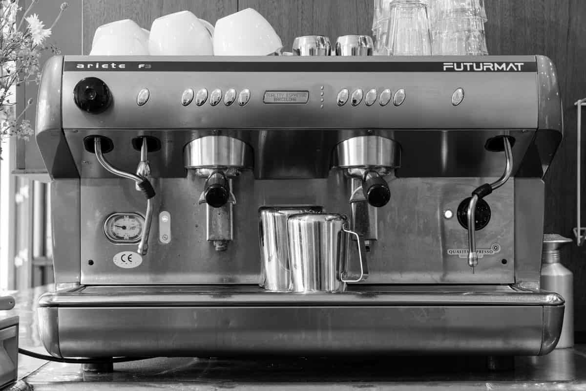 Kaffemaskine til barista og caféentusiaster hos Knudhule Badehotel, perfekt til gourmet kaffeoplevelser.