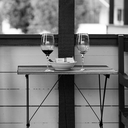 Nyd et glas vin og snacks på hotellets balkon med udsigt over naturen.