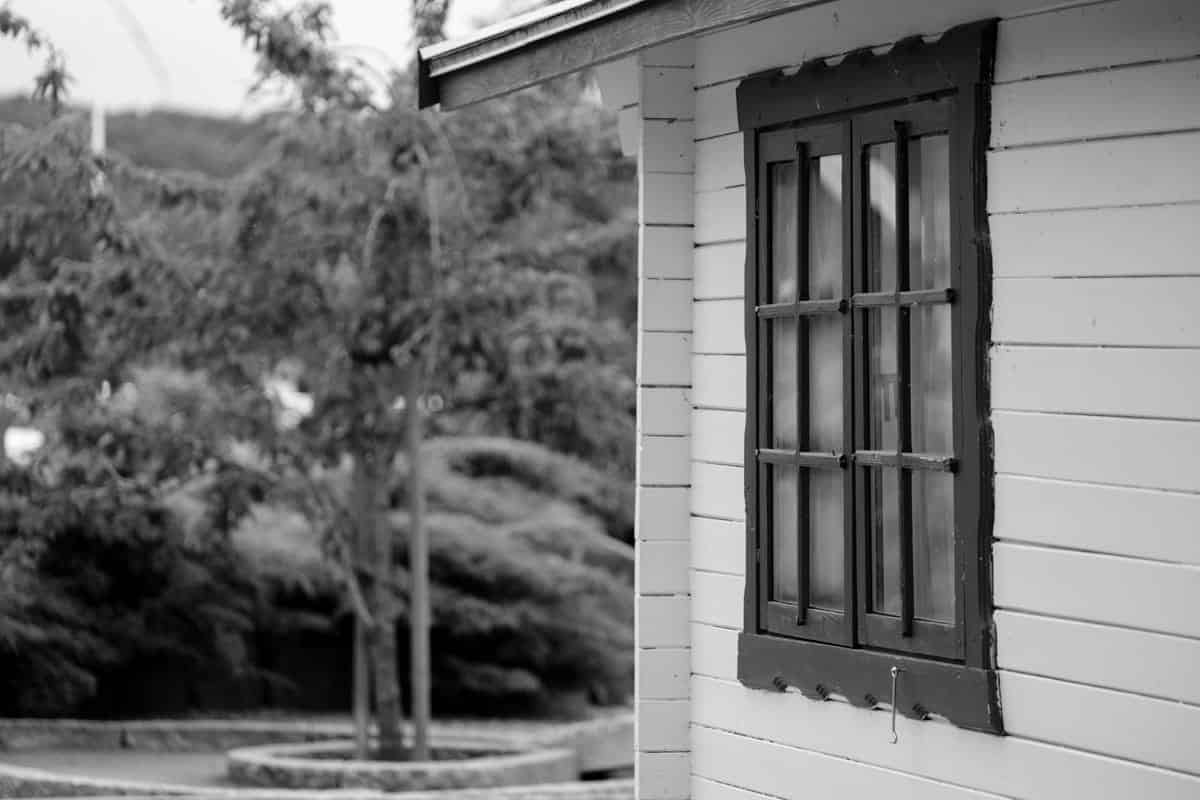 Vægbeskidt vindue på traditionelt badehotel, omgivet af natur, i lækker dansk badehotelstil.