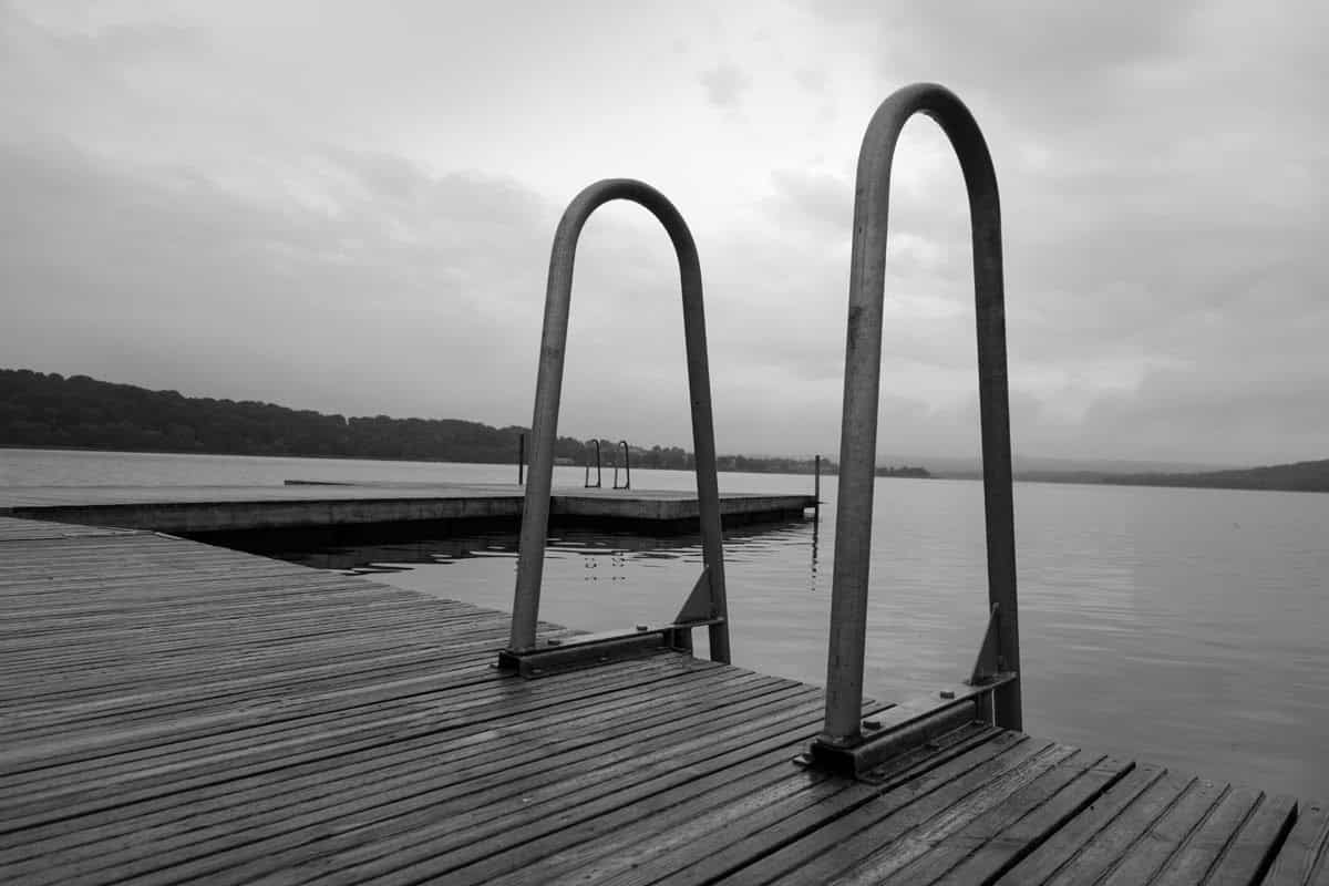 Todelt badebro ved Knudhule Badehotel ved Limfjorden.