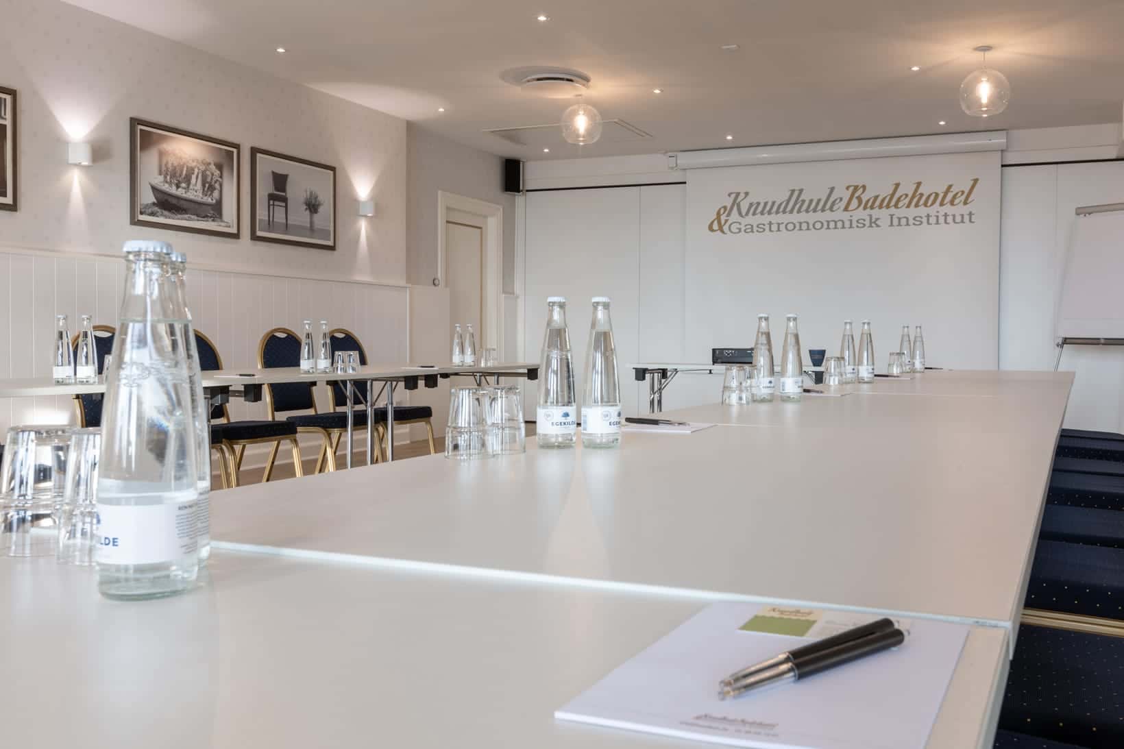 Elegant mødelokale med konferencematerialer på Knudhule Badehotel.