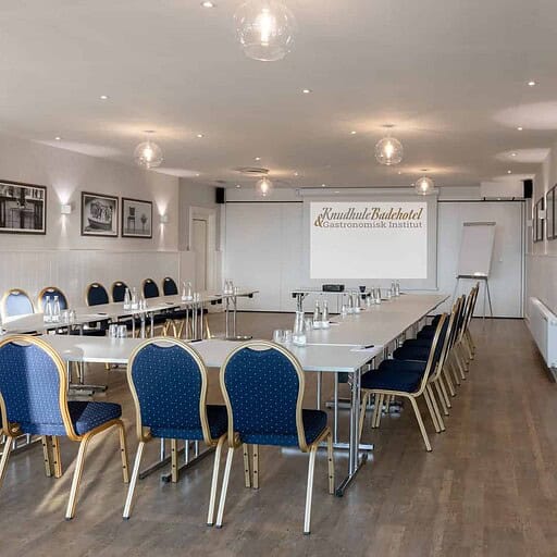 Funktionelt mødelokale på Knudhule Badehotel med moderne faciliteter.