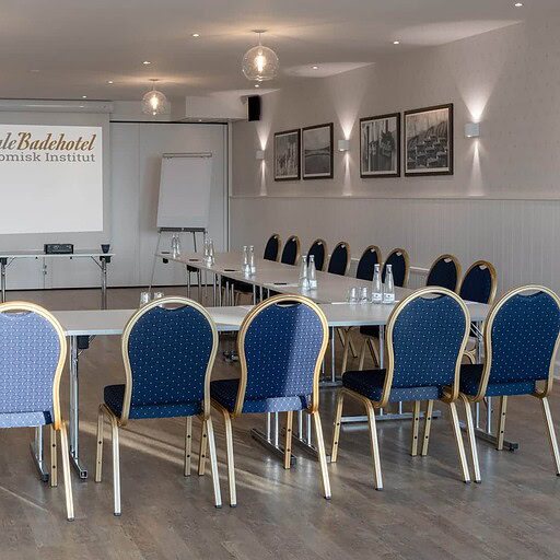 Knudhule Badehotel konference- og mødelokale med moderne faciliteter.