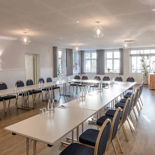 Kvindesalon ved Knudhule Badehotel med elegante møbler og komfortable stole.