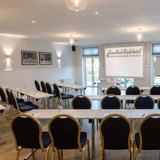 Moderne konference- og seminarlokale på Knudhule Badehotel med naturligt lys og komfortable siddepladser.
