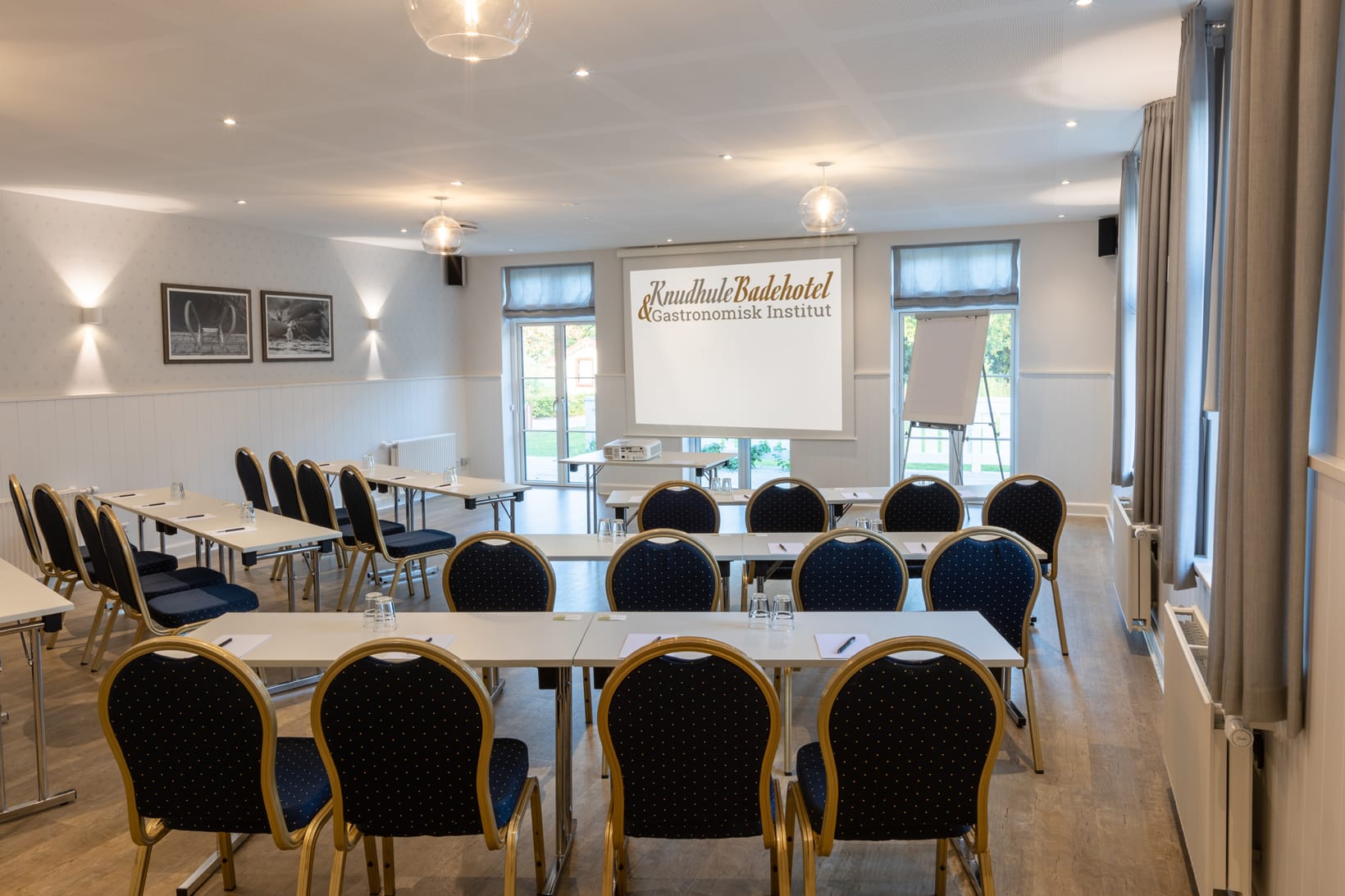 Moderne konference- og seminarlokale på Knudhule Badehotel med naturligt lys og komfortable siddepladser.