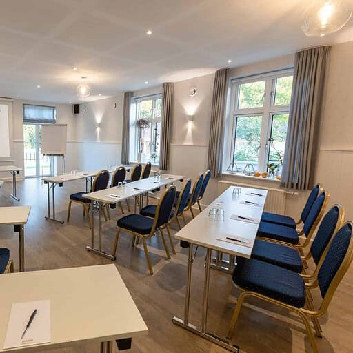 Fleksibel konference- og mødelokale på Knudhule Badehotel, ideelt til arrangementer og seminarer.