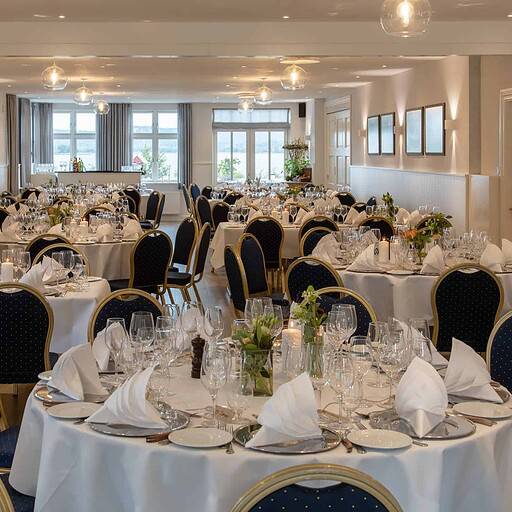 Elegance i elegant restaurant med nedtynde bord og skræddersyet dekoration til begivenheder.