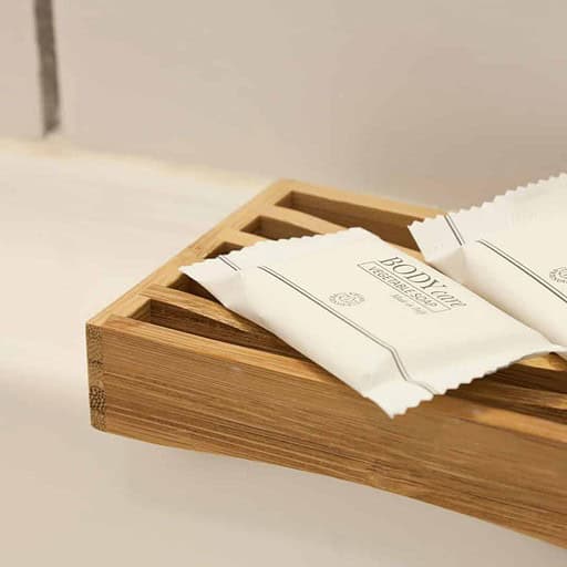 Håndkletsæbe i træbakke, wellness og badespa på Knudhule Badehotel.