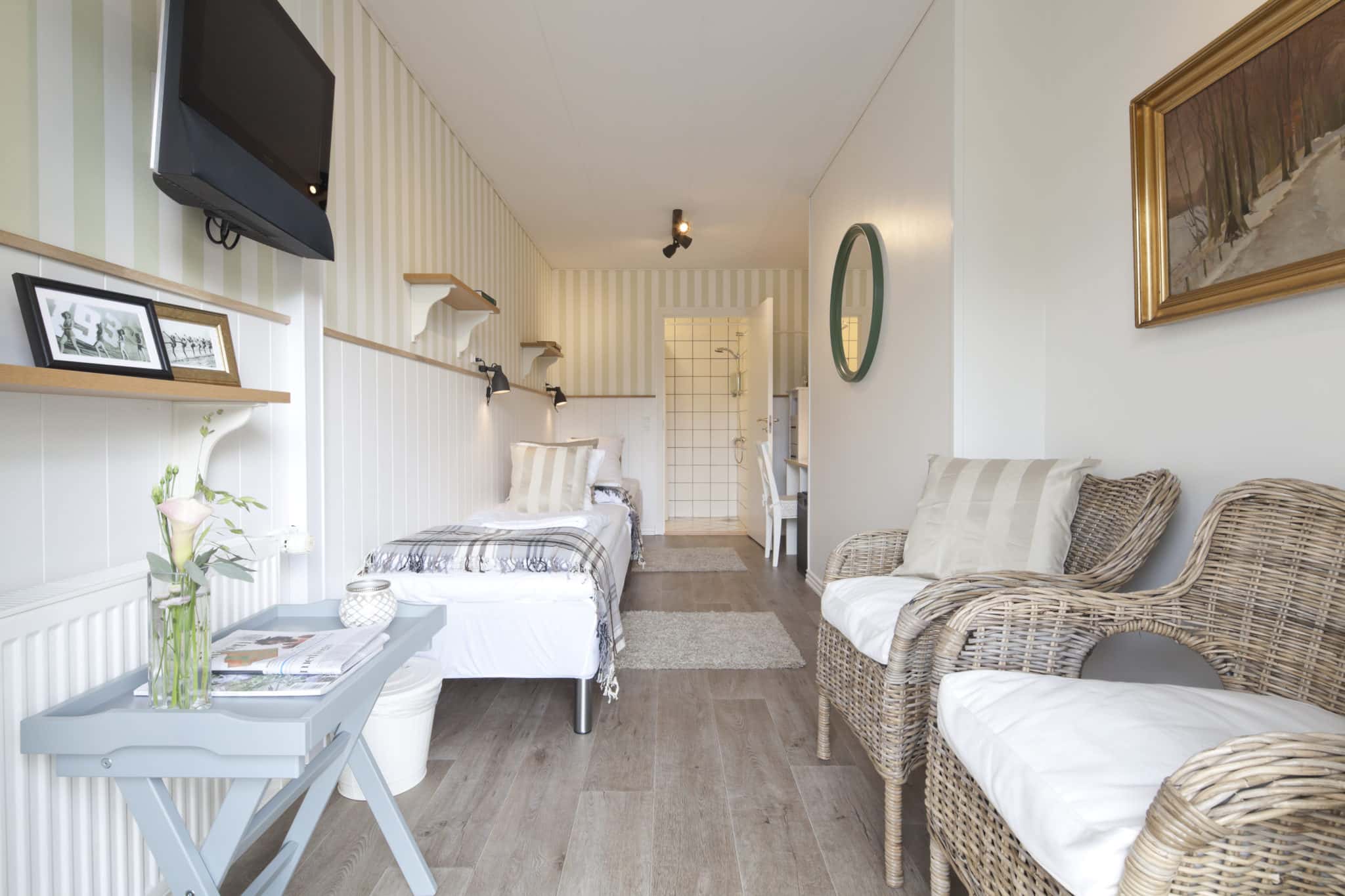 Roligt hotelværelse med moderne inretning og behagelige møbler.