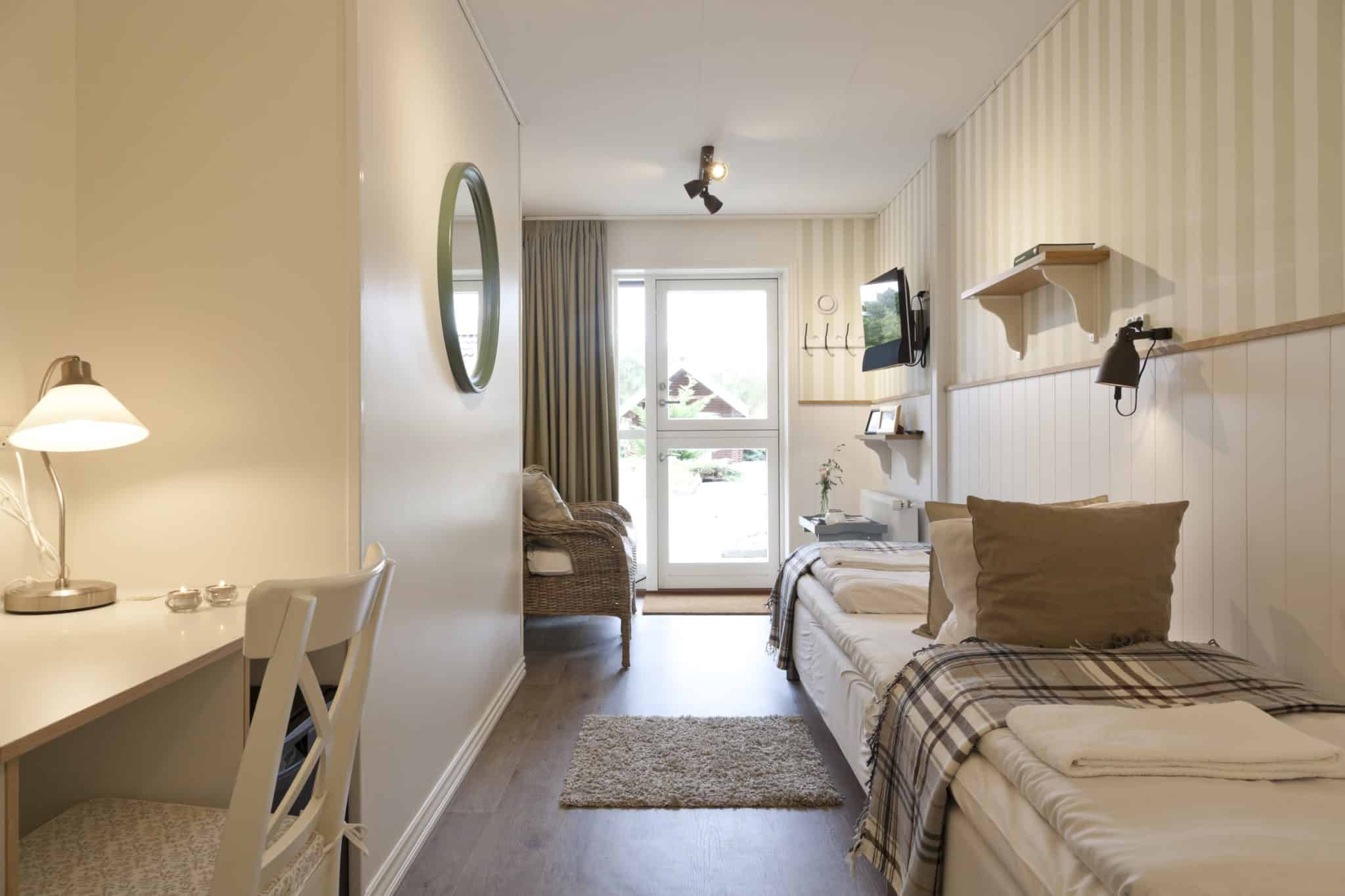 Smukt indrettet hotelværelse med komfort og udsigt over naturen | Knudhule Badehotel.