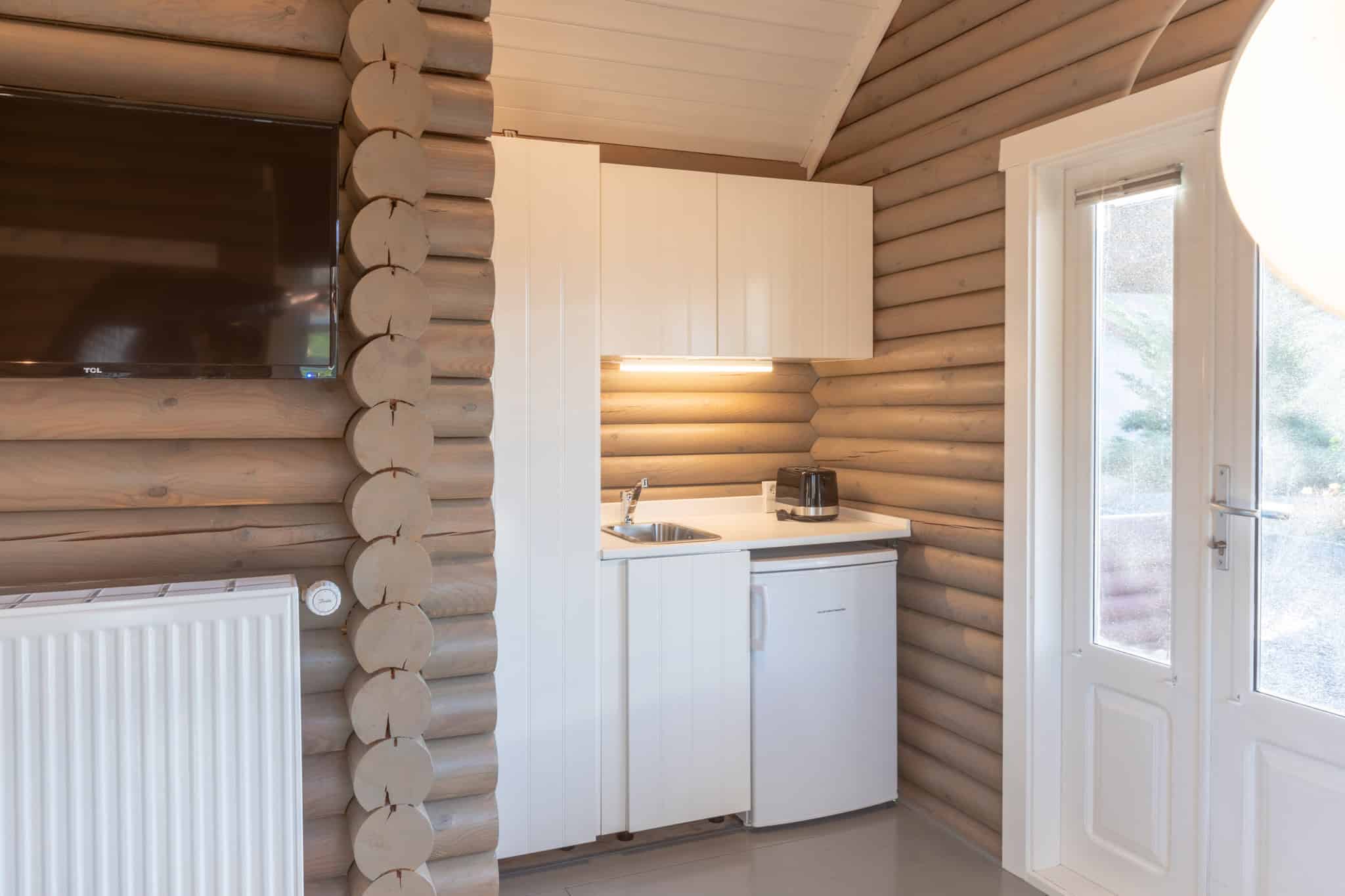 Køkken i rustikt badehotel med moderne faciliteter og hyggelig atmosfære i naturen.