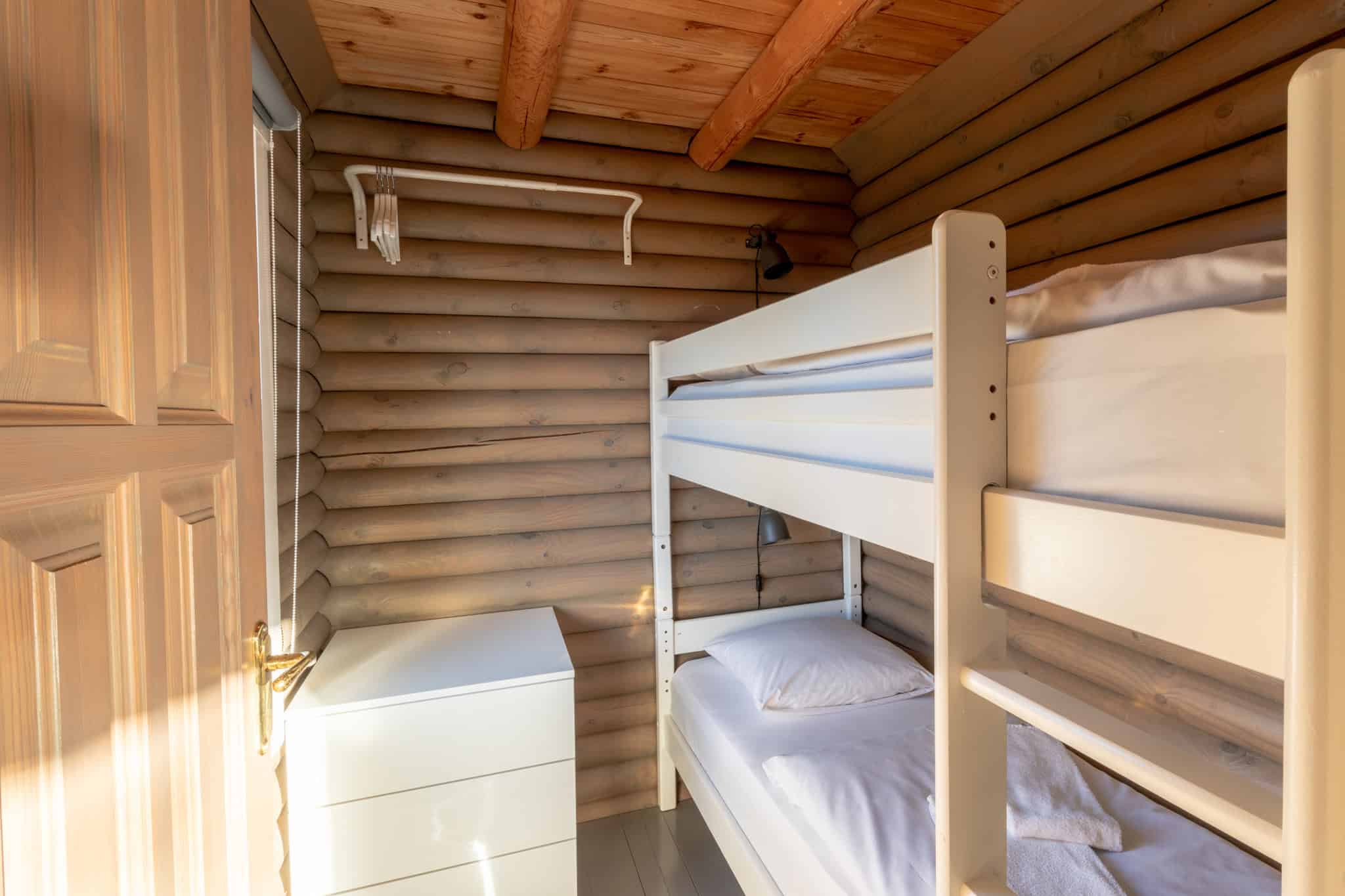 Hytte inde med soveplads og komfortable sovepladser i et naturskønt badehotel.