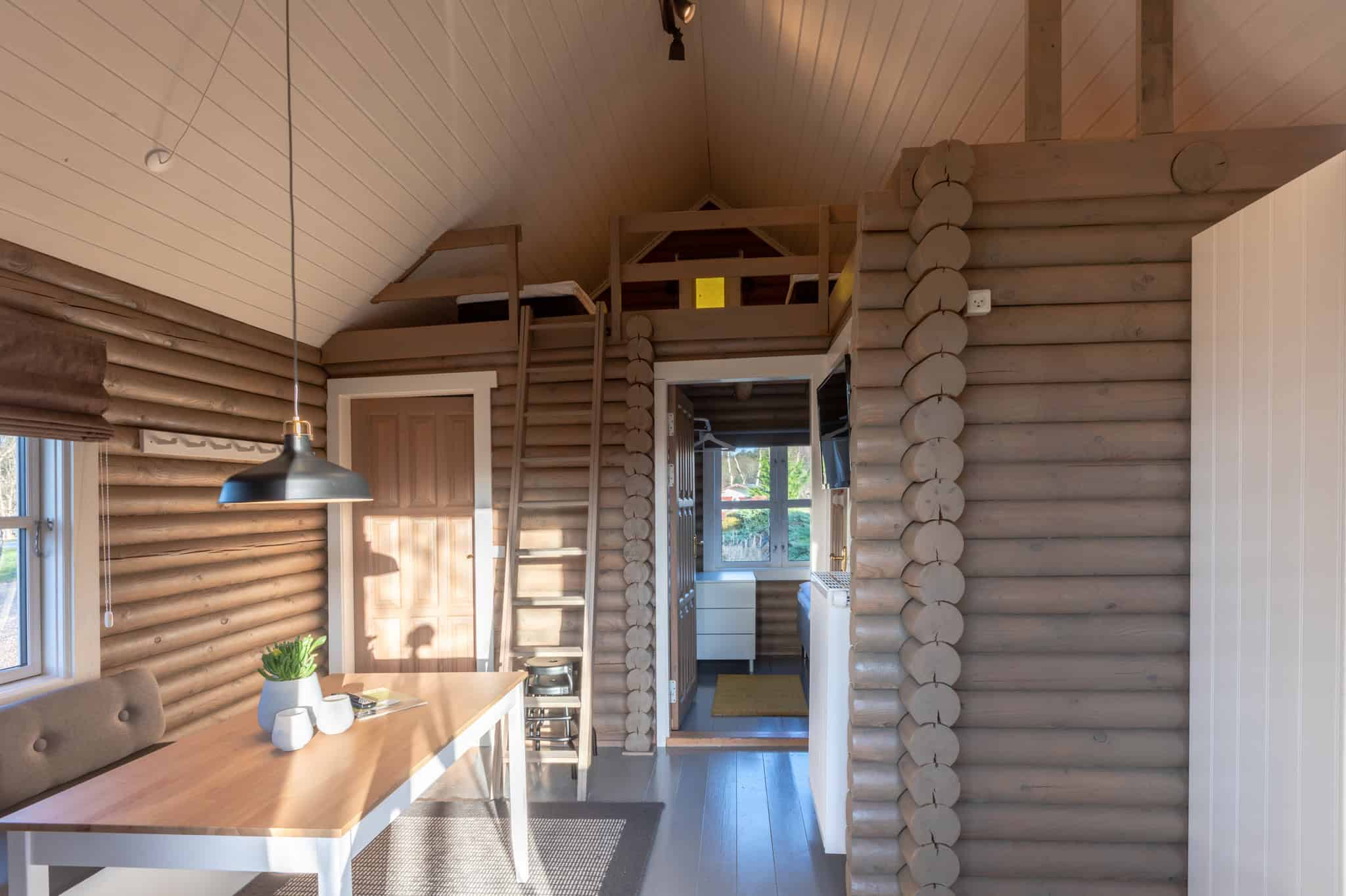 Traditionelt træinteriør på Knudhule Badehotel med hyggelig atmosfære.