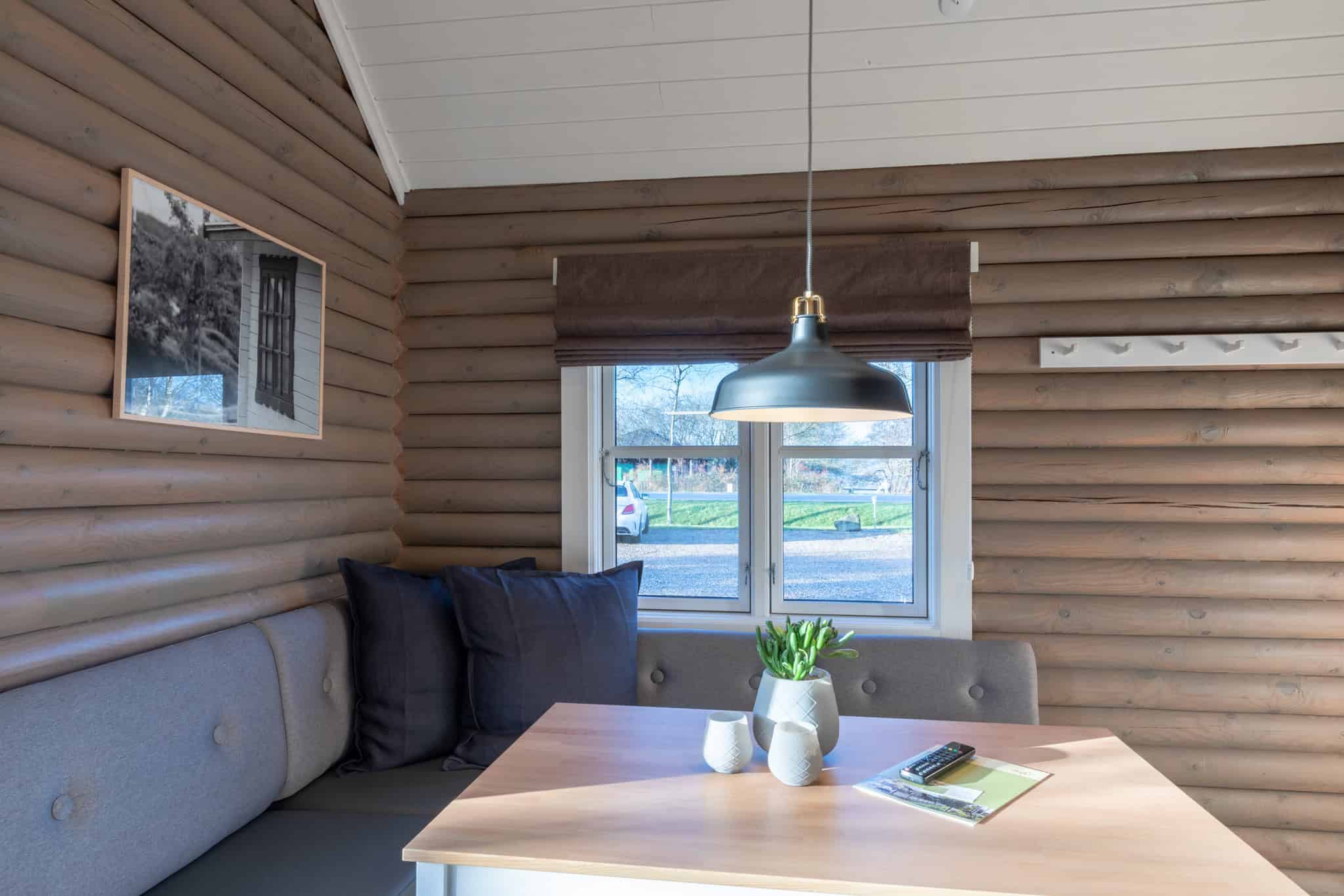 Hyggeligt indrettet værelse på Knudhule Badehotel med trævægge og moderne detaljer.