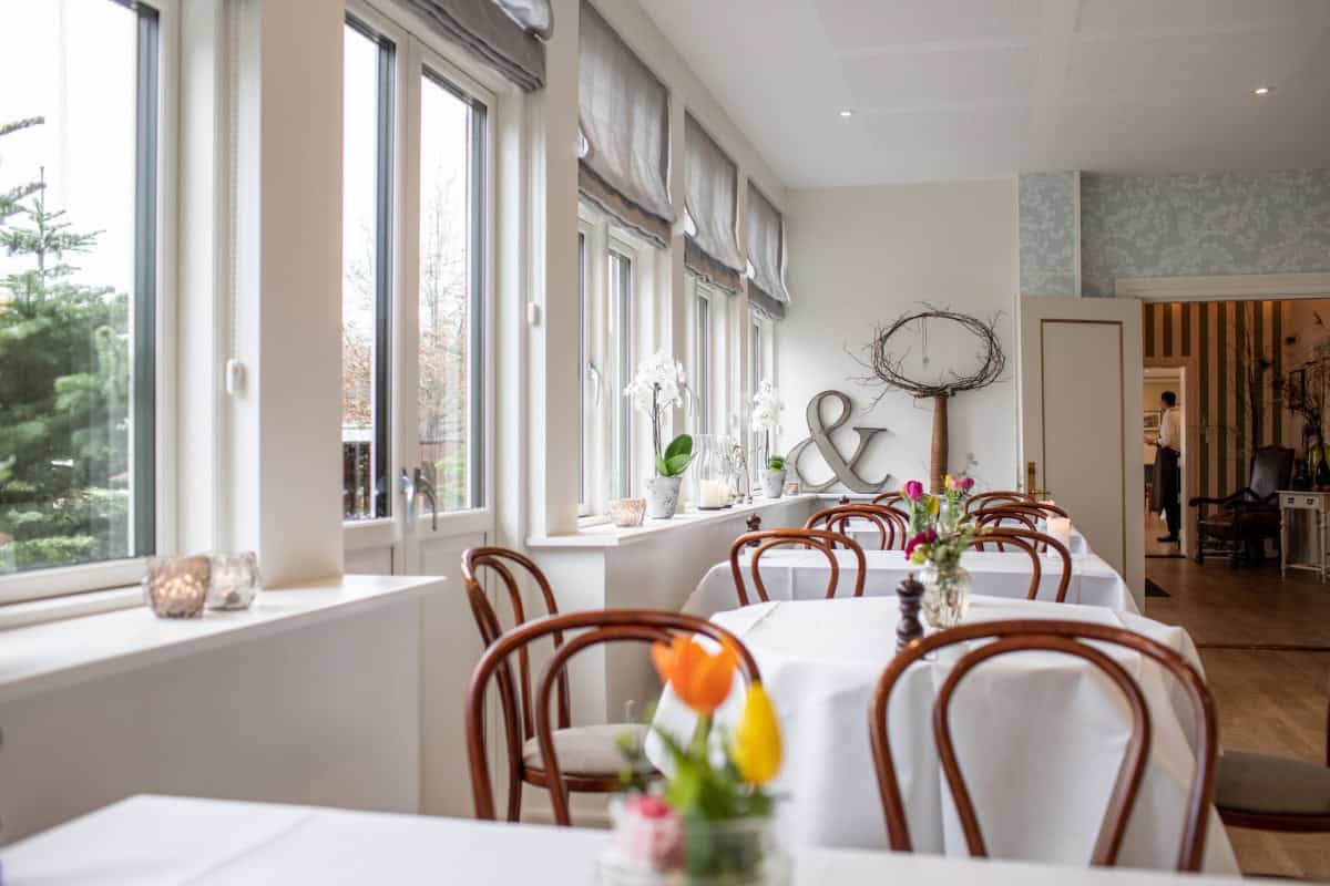 Lækkert badehotel med smuk indretning og komfortable spisesteder ved Knudhule Badehotel.