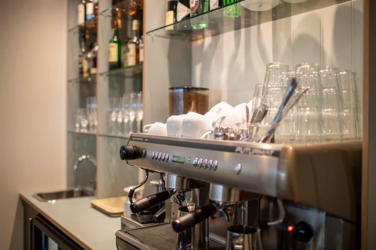 Høj kvalitet kaffemaskine på Knudhule Badehotel for en god morgenstarter.