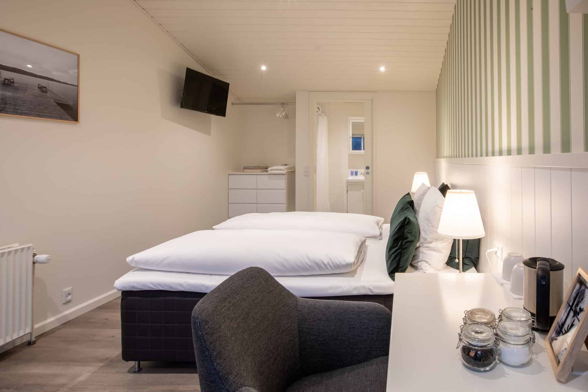 Luksusværelse i Knudhule Badehotel med komfortable senge og moderne indretning.