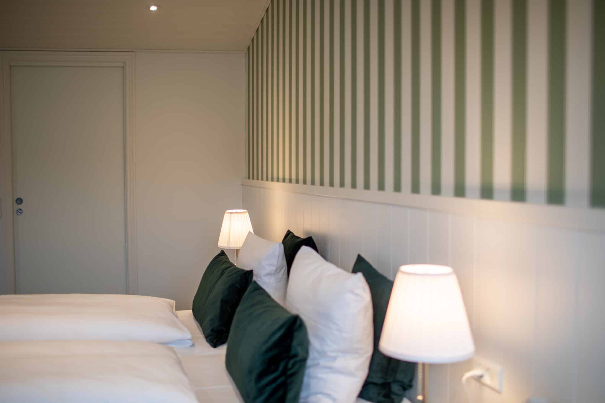 Lækkert hotelværelse med moderne indretning og hyggelig belysning, perfekt til afslapning ved Knudhule Badehotel.