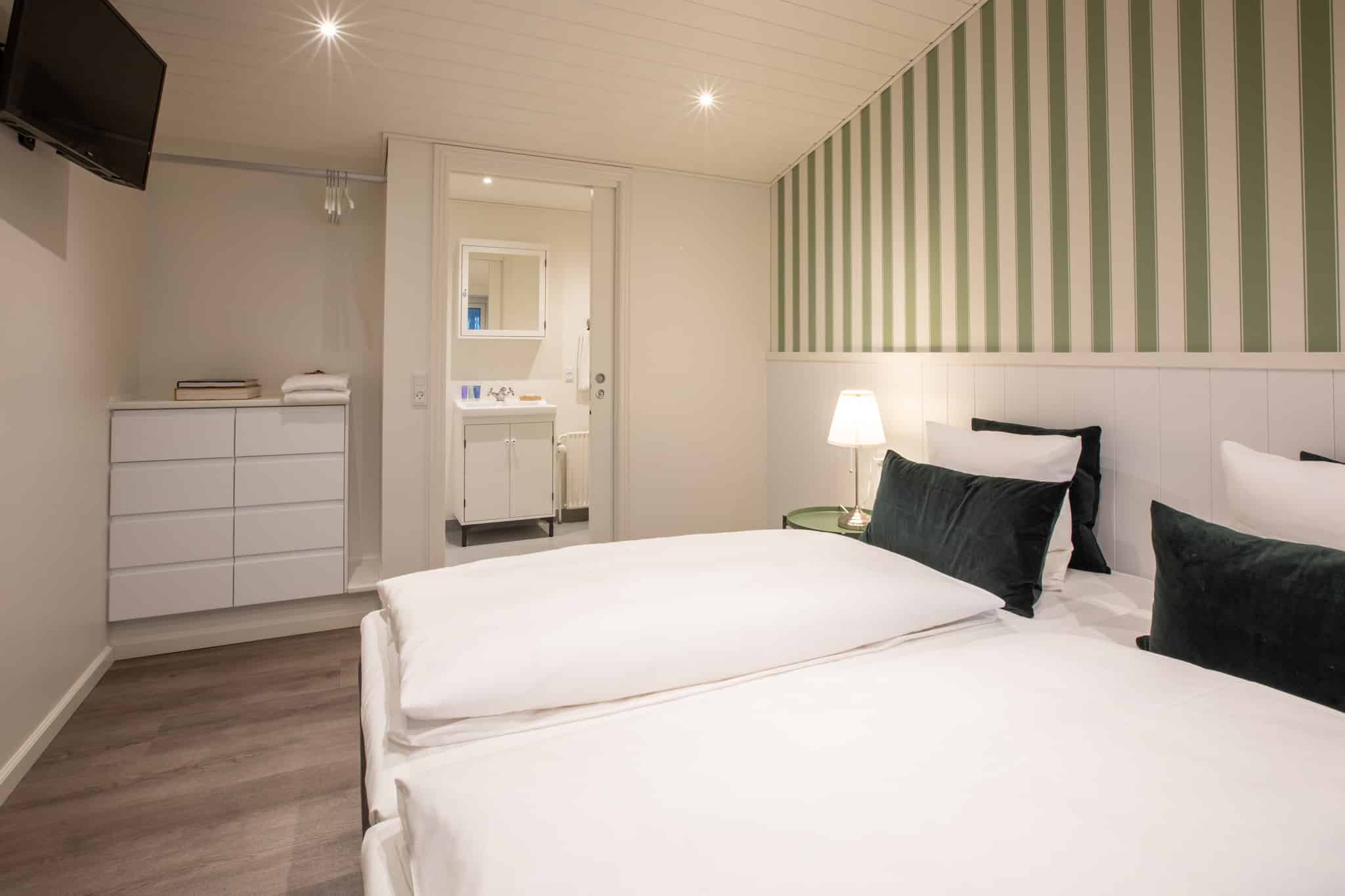 Rustikt badehotel indretning med komfortable værelser og moderne faciliteter.