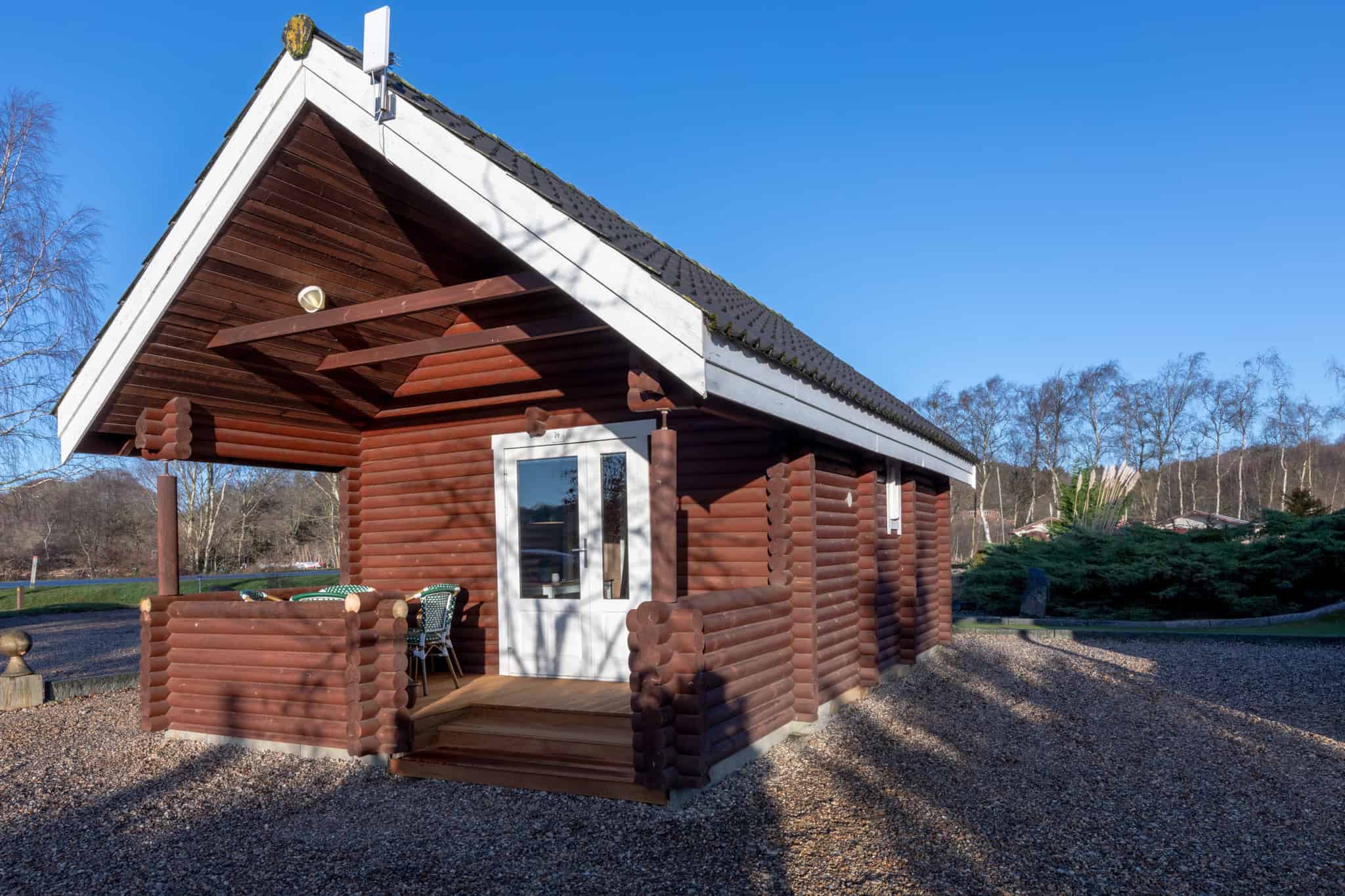Rustikt trælavet badehotel ved Knudhule Badehotel, naturskønne omgivelser.