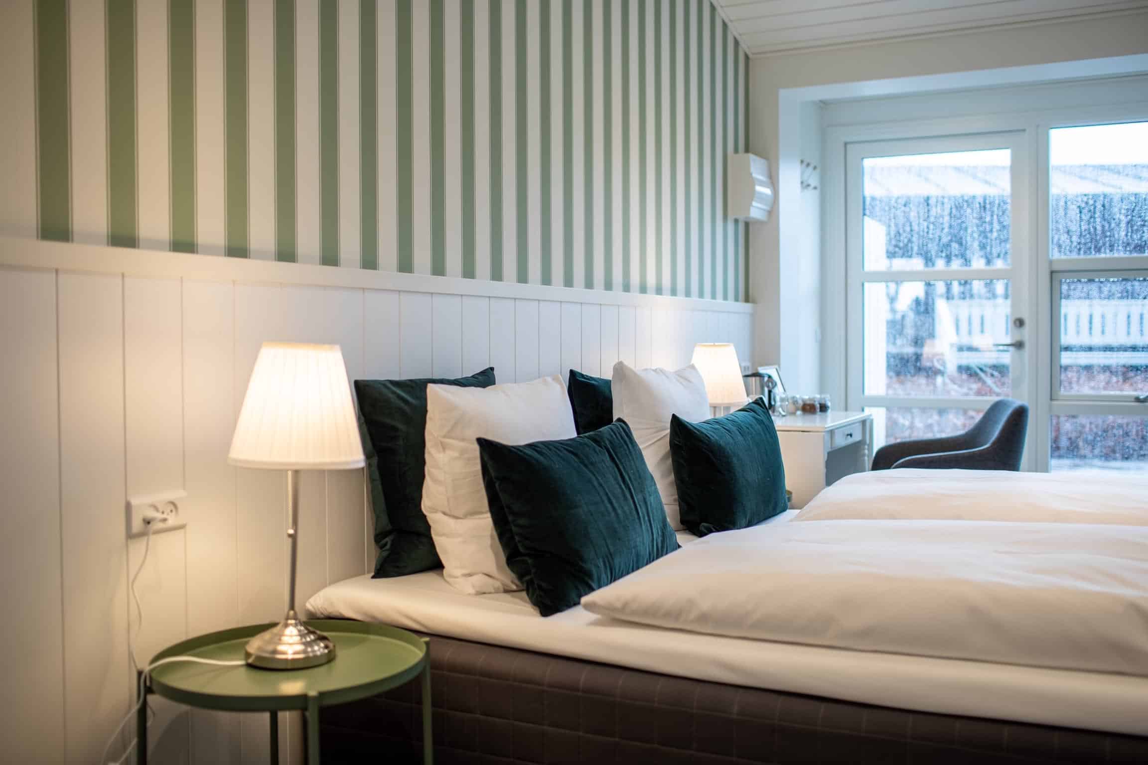 Luksusværelse på Knudhule Badehotel med komfortable senge og hyggelig indretning.