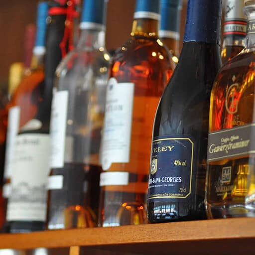 Bottle samling på Knudhule Badehotel, luksuriøs atmosfære med kvalitetsdrikke.