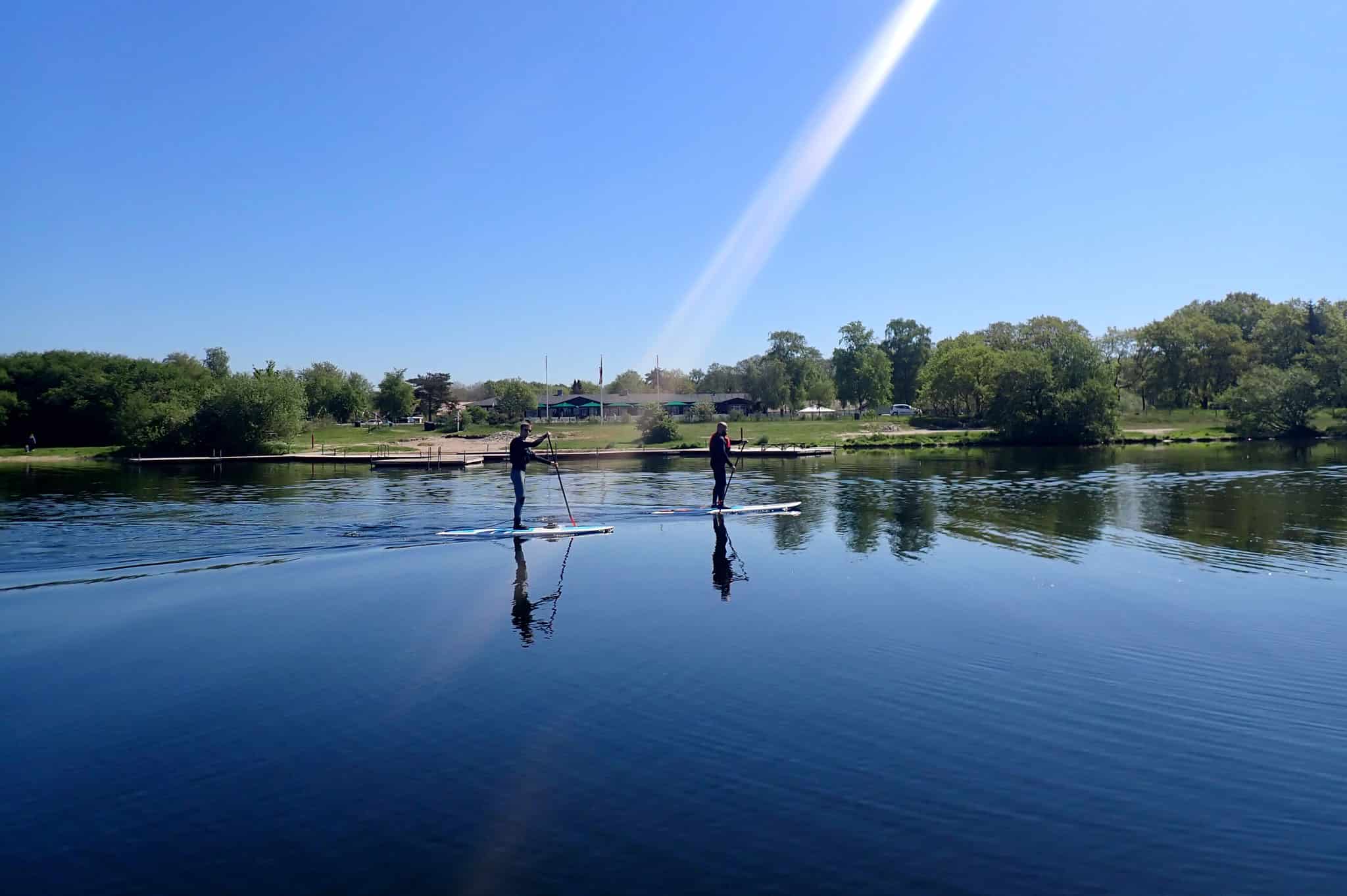 Rulleskøjter på vandet ved Knudhule Badehotel, naturskønt område med aktiviteter.
