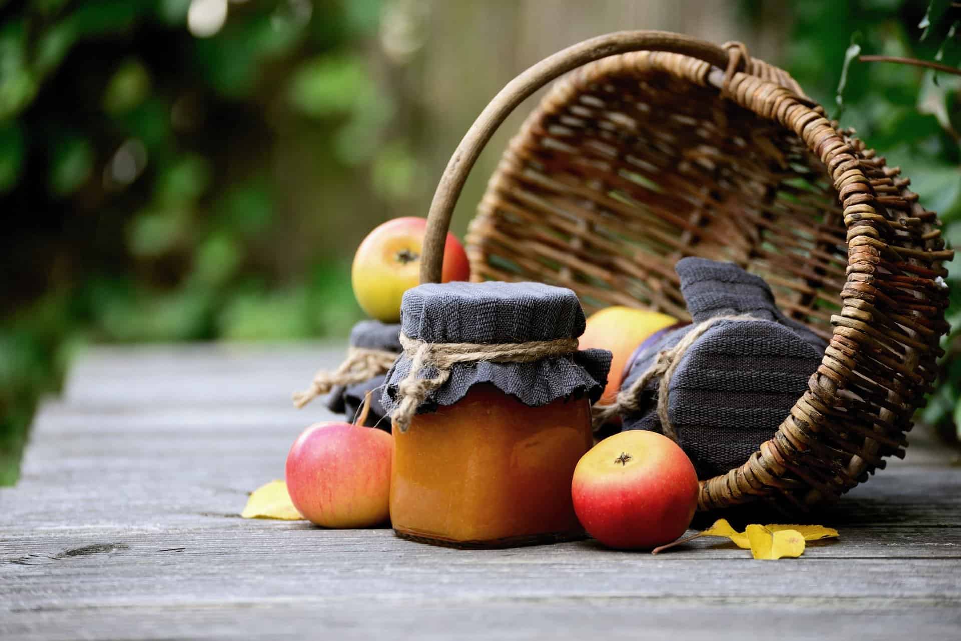 Frugt, honning og kagetøj i kurv, udendørs, aromatiske elementer, økologisk, landlig stemning, natur, kulinarisk glæde.