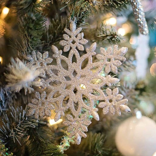 Glitter Snowflake julepynt på juletrædet, festlig julestemning hos Knudhule Badehotel.