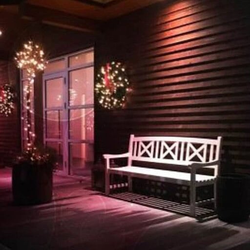 Glæde over julebelysning på Knudhule Badehotel, hyggelig vinterstemning.