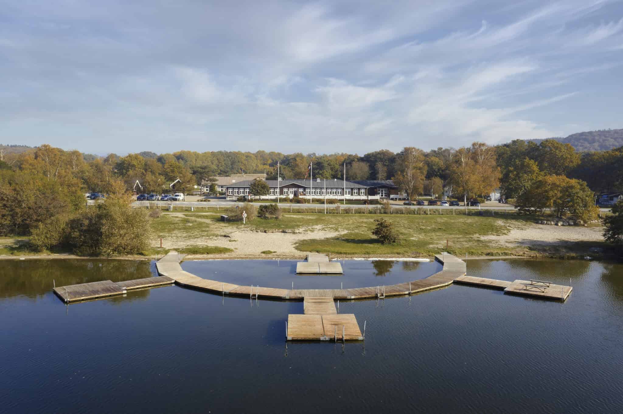 Laveste flydebroer ved Knudhule Badehotel med naturskøn udsigt over Limfjorden og omgivelser.