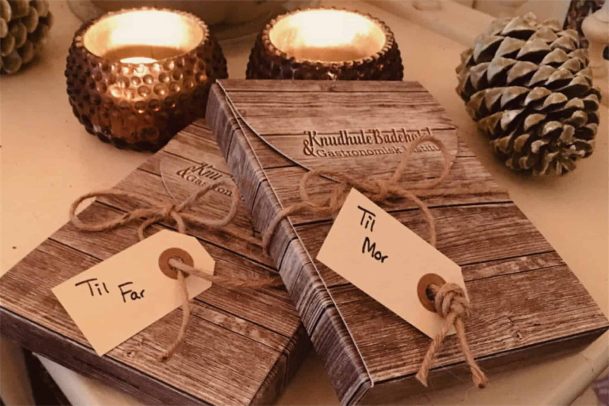 Knudhule Badehotel gaveæsker med personlige hilsner til far og mor på bordet.