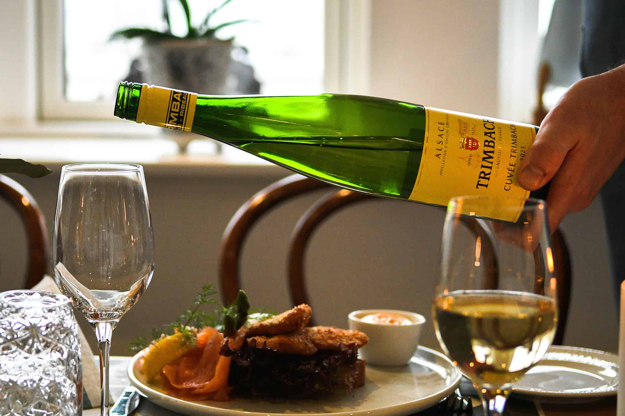 Fransk vin fra Trimbach til middag på Knudhule Badehotel.