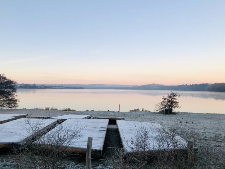 Fredelig badehoteludstilling ved Limfjorden i solnedgang, omgivet af natur og rolige omgivelser.