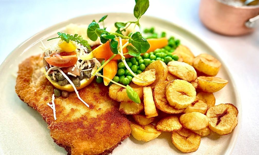 Delikat fiskefilet med ristede kartofler og frisk grønt. Perfekt til afslapning ved Knudhule Badehotel.