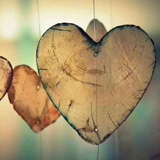 Retro træhjerter til dekoration, hyggelig stemning, Knudhule Badehotel, romantisk atmosfære, naturmaterialer.