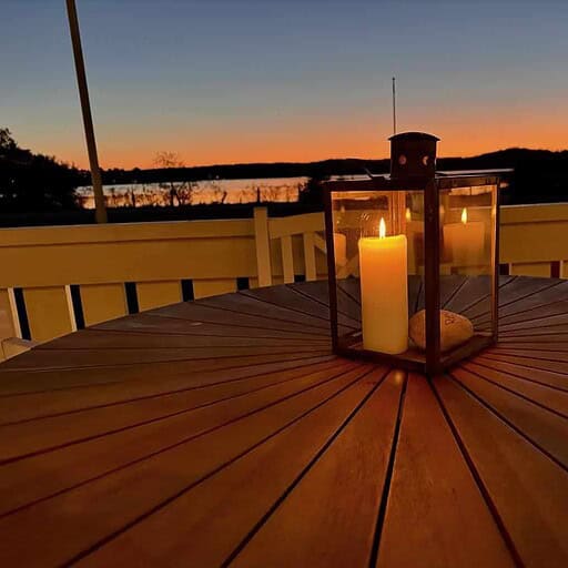 Stearinlys på bord med smuk naturudsigt ved solnedgang ved Knudhule Badehotel.