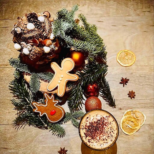 Dekorativ julekrans med kager og varm chokolade på Knudhule Badehotel.