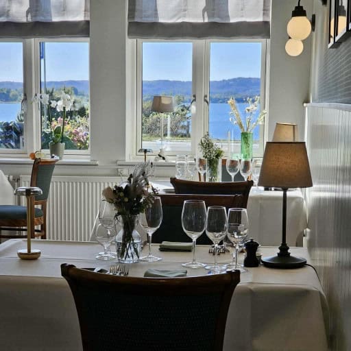 Luksus spisning med udsigt ved Knudhule Badehotel, naturskønne omgivelser og elegant indretning.
