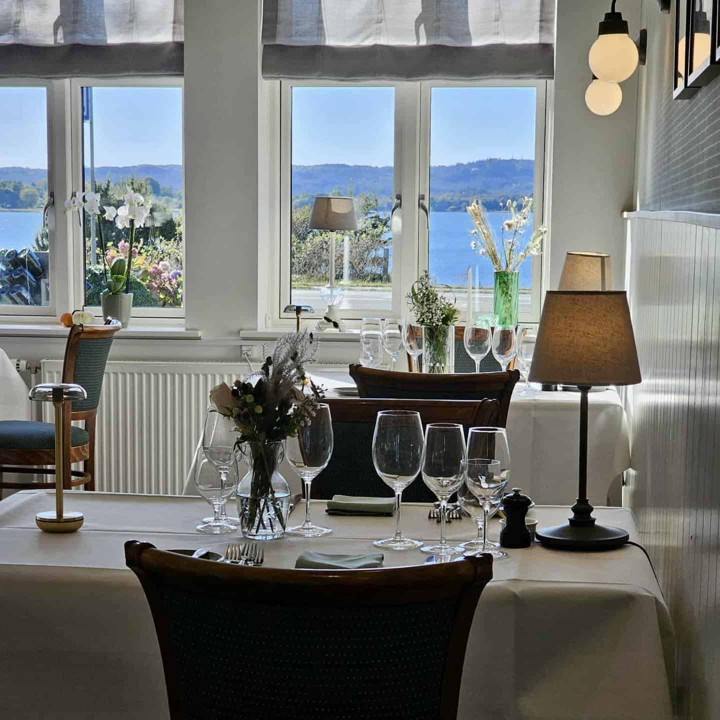 Luksus spisning med udsigt ved Knudhule Badehotel, naturskønne omgivelser og elegant indretning.