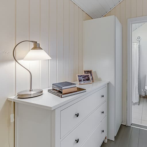 Rolig indretning på Knudhule Badehotel med komfortable værelser og modern badefaciliteter.