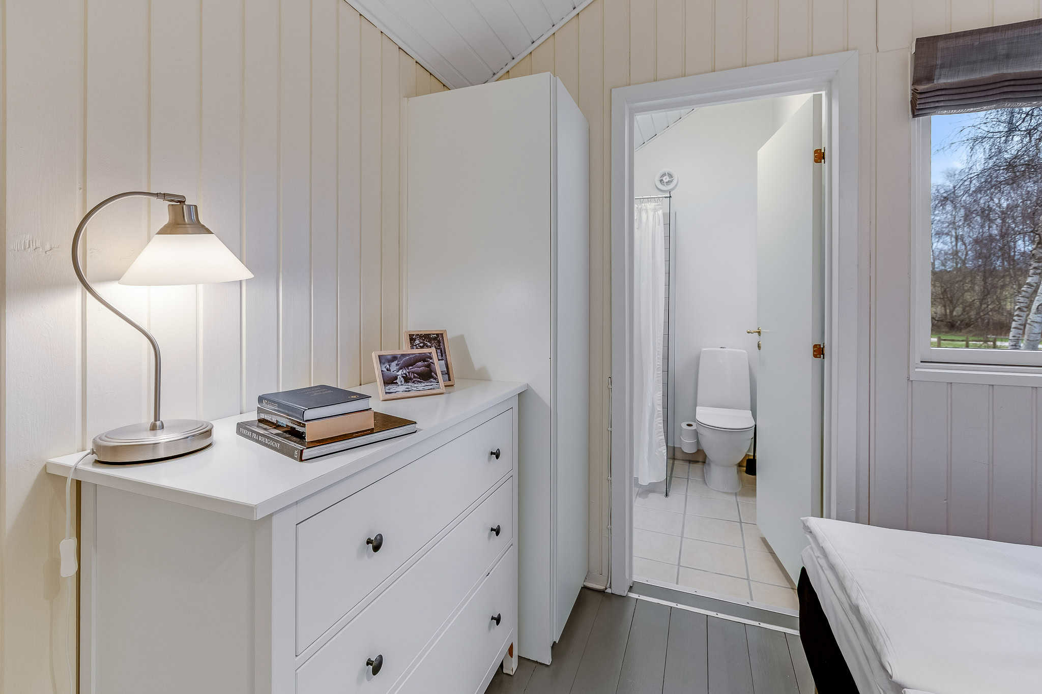 Rolig indretning på Knudhule Badehotel med komfortable værelser og modern badefaciliteter.